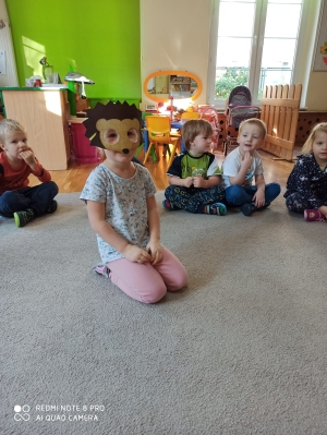 Dzieci bawią się w "Na dywanie siedzi jeż".